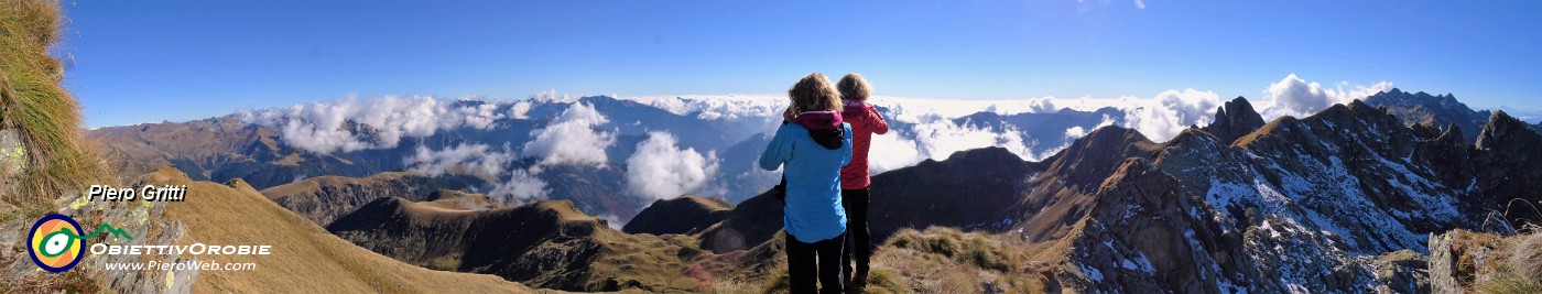 71 In vetta al Ponteranica sopra le nuvole...con vento !.jpg
